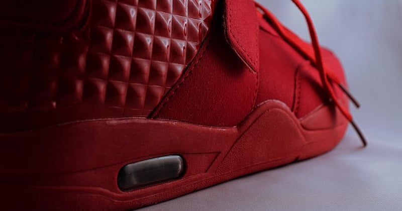 Les sneakers féminines envahissent les podiums et redéfinissent le luxe