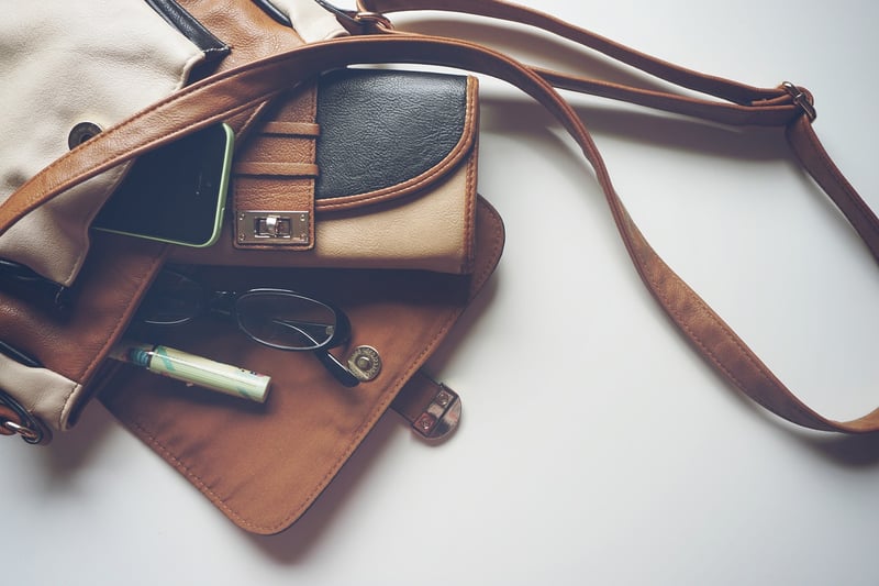 Le sac baguette s'impose au bureau, voici comment l'adopter